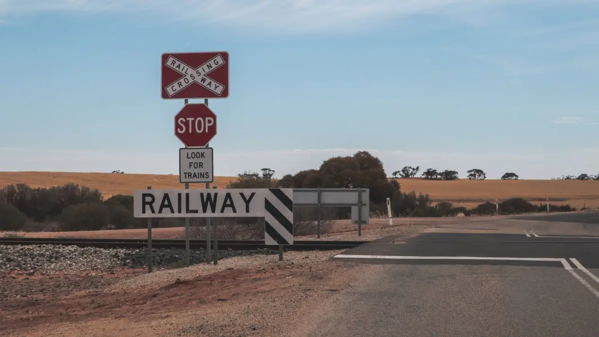 Railroad crossing has no common errors